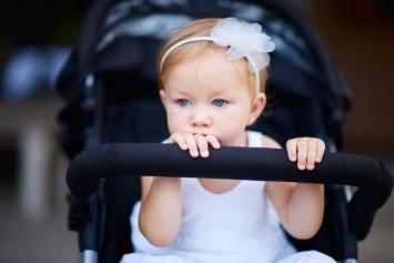 Ученые: летом малыш может задохнуться в накрытой коляске