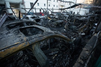 В Москве на автостоянке сгорело 8 автомобилей