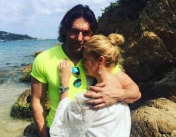 Андрей Малахов вместе с супругой посетил известный нудистский пляж во Франции