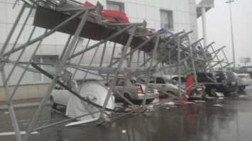 В Омске большая вывеска торгового центра придавила сразу несколько машин