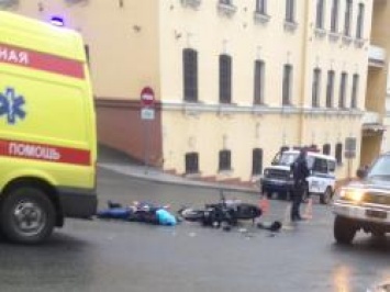 В Владивостоке (РФ) двое мотоциклистов убились о Nissan Patrol. ВИДЕО