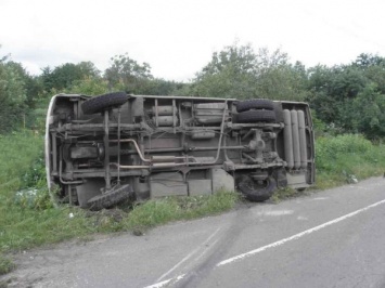 В Ростовской области в результате ДТП автобус попал в кювет