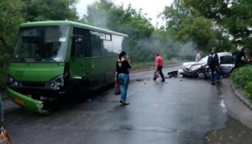 В Харькове - ДТП с участием маршрутки: двое погибших (фото)