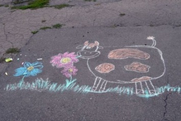 Счастливый мир детства - добропольские дети разрисовали альфальт