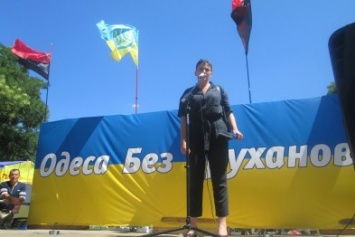 Надежду Савченко в Одессе забросали яйцами (ВИДЕО)