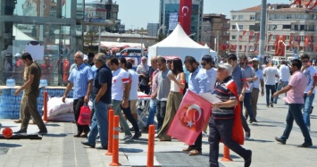 На площади Таксим митингующие приняли манифест, осуждающий попытку переворота в Турции