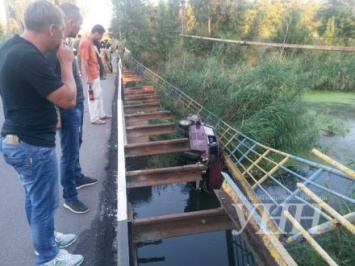 В Мариуполе машина с военным упала в реку