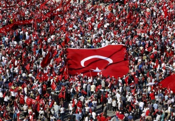 В Турции на совместный митинг вышли непримиримые в прошлом оппоненты - правящая партия и оппозиция