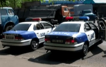 В Ереване захватившие участок полиции сожгли автомобиль