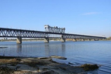 В Кременчуге патрульные, медики и водолазы выезжали к Крюковскому мосту за самоубийцей
