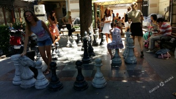 В центре Одессы появились огромные шахматы (фотофакт)
