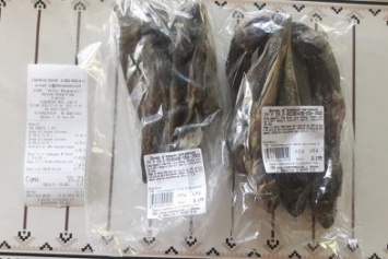В бычках, купленных в одном из супермаркетов Херсона, покупатель обнаружил червей (фото)