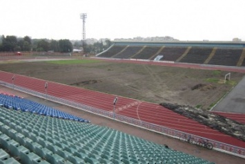 Продолжается реконструкция футбольных полей на главном стадионе Чернигова