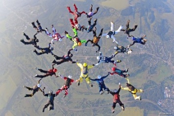 Прыжки с парашютом: харьковские спортсмены установили новый рекорд Украины (ФОТО)