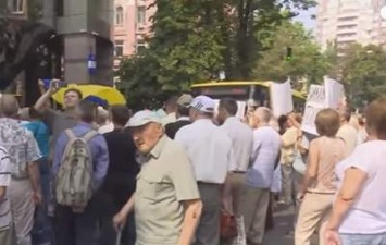 В Киеве люди требуют вернуть их деньги из неплатежеспособных банков