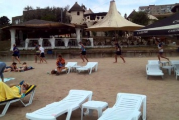 На пляже Черноморска предприниматели нарушают права отдыхающих