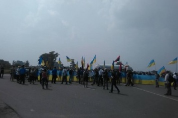 Митингующие перекрыли Бориспольскую трассу из-за крестного хода