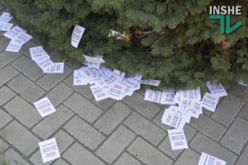 В Николаеве продавцы синтетических наркотиков разбросали рекламные флаеры у зданий СБУ и Нацполиции