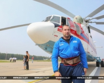 Белорус сдвинул с места вертолет-гигант с Крепкого орешка (ФОТО, ВИДЕО)