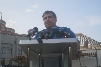 Саакашвили построил «украинскую» хату возле ОГА и хочет женить украинцев (ФОТО, ВИДЕО)