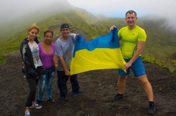 Луганчанин поднял флаг Украины над древнейшим вулканом (фото)