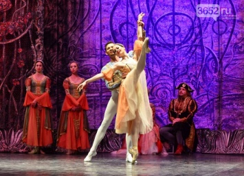 Замминистра культуры Крыма открыла показ балета «Лебединое озеро» (ФОТО)