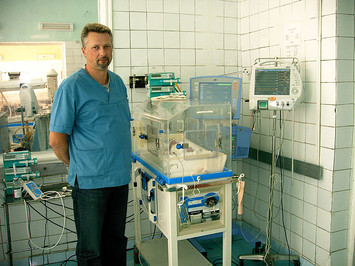 Запорожскому врачу, спасающему детские жизни, самому требуется помощь