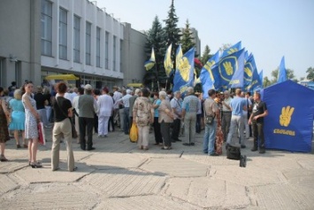 Под стенами Полтавского облсовета собрался масштабный митинг