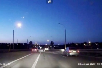 В Херсоне автомобиль на скорости чуть не слетел с Антоновского моста (видео)