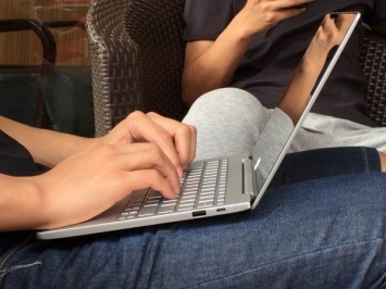 В Сети появились реальные фотографии ноутбука Xiaomi Mi Notebook