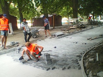 В Кривом Роге тротуарной плиткой выкладывают не только центральные площади (фото)