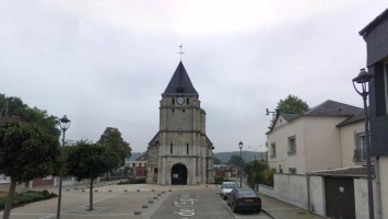 Во Франции вооруженные ножами люди взяли заложников в церкви