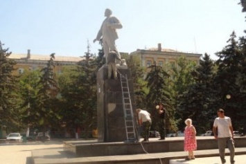 В Мариуполе демонтируют остатки памятника Ленина