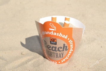 В Одессе активисты изобрели пляжные пепельницы