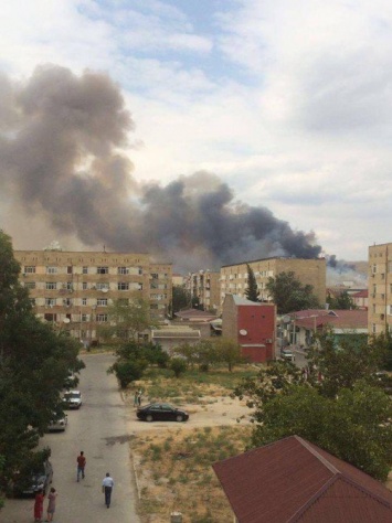 На военном заводе в Азербайджане прогремел мощный взрыв, идет эвакуация (фото, видео)