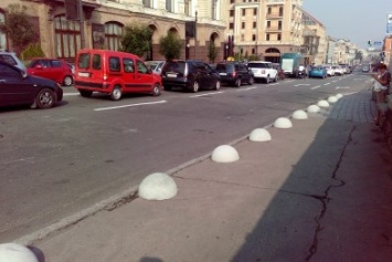 На Владимирском спуске закрыли тротуар от парковки (ФОТО)