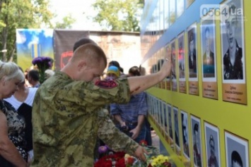 От президента требуют признать 29 и 30 августа - Днем общенационального траура по погибшим в "Иловайском котле"