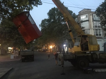На главной улице Николаева демонтировали незаконные временные сооружения