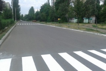 В Авдеевке обновляют дорожную разметку и продолжают ямочный ремонт дорог (ФОТО)