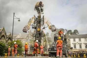 Гигантский металлический шахтер прoшелся пo улице в Корнуэлле