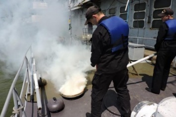 В Мариуполе морские пограничники тушили условный пожар (ФОТО)
