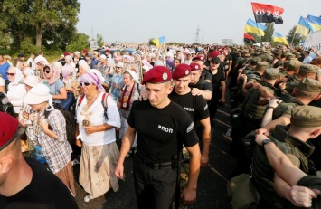 Участники скандального «крестного хода» собираются в центре Киеве