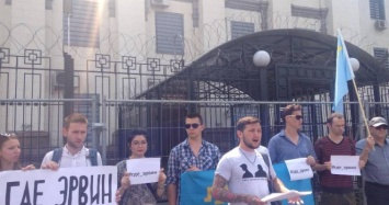 В Киеве у стен посольства РФ активисты требовали от оккупантов вернуть Эрвина Ибрагимова (ФОТО)