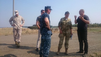 Нардеп: Украинские генералы делали селфи во время учений, американцы недовольны (фото)
