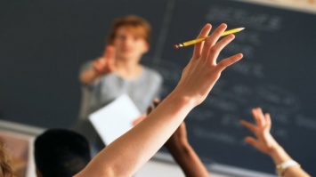 Учительница в США обвиняет школу в своих отношениях с подростком