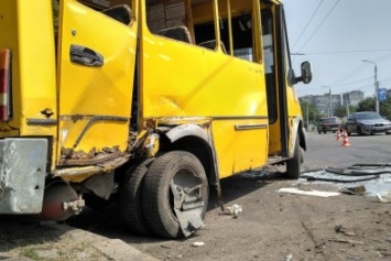 Ужасное ДТП в Кропивницком: иномарка чуть не уничтожила маршрутку. МНОГО ФОТО
