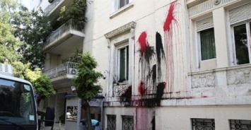 Анархисты забросали краской посольство Турции в Афинах
