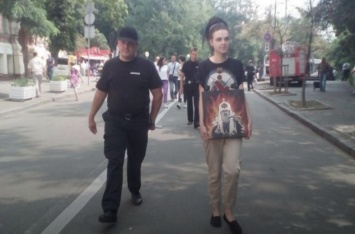 Сотрудники Нацполиции вывели из Крестного хода девушек с изображением патриарха Кирилла в огне