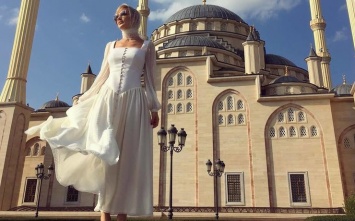 Глюк'oZа сменила мини на платья в пол из-за поездки в Чечню
