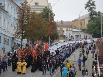 Нацполиция: двое мужчин принесли провокационные плакаты на Крестный ход в Киеве